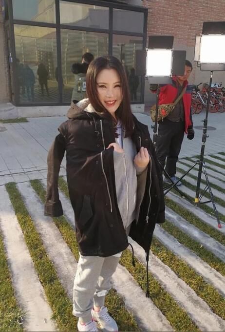 任静一家跟董浩合影,素颜出镜个个老得真实,身高还特别真实矮!