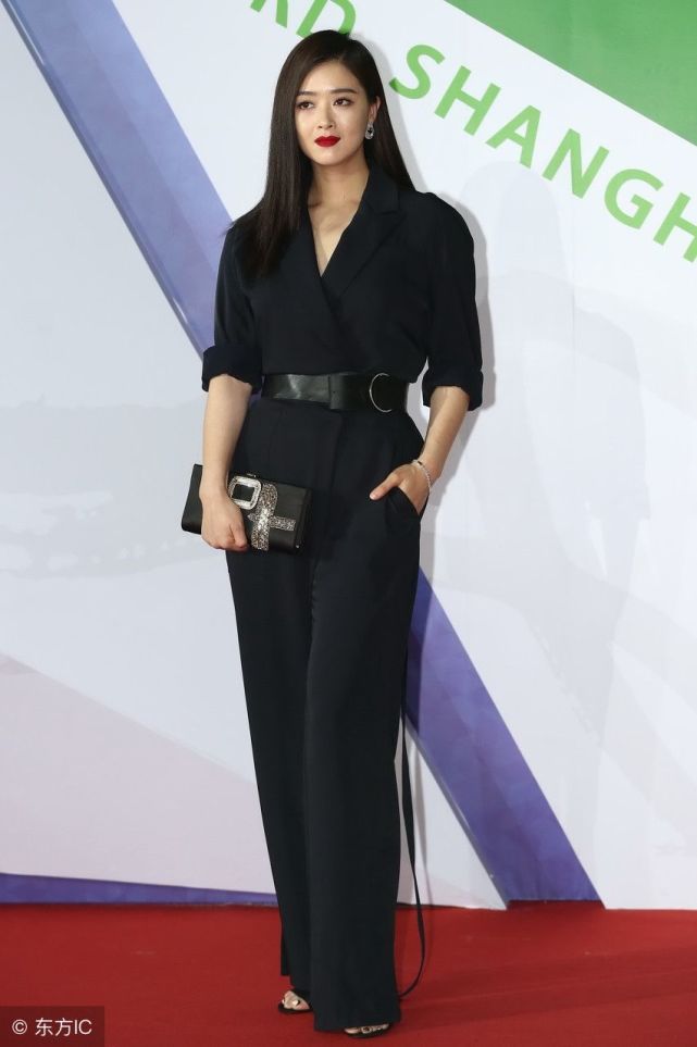 气质很清楚,蒋欣的气色和状态都很好,一双绿色高跟鞋也很合适她的这身