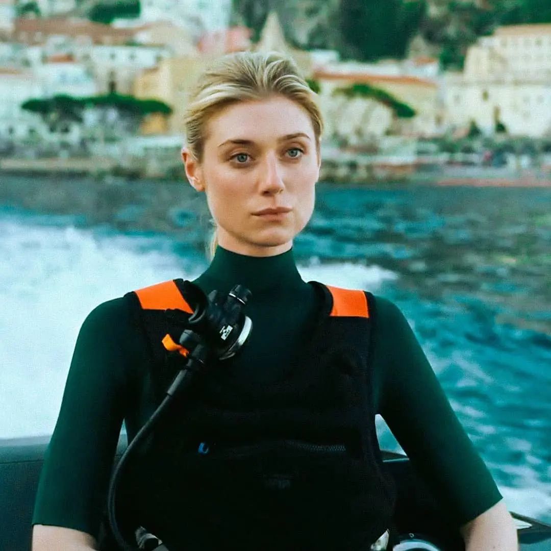 信条女主新剧造型好美!身高1米9大长腿抢镜,海边戏水太养眼了