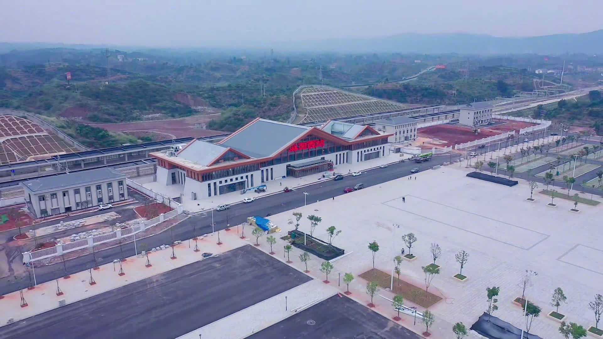 麻阳西站,位于怀化市麻阳苗族自治县高村镇大塘村境内