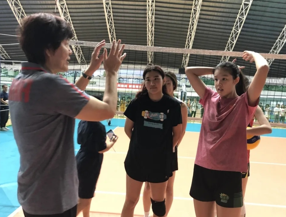 郎平去的是北师大珠海校区,还上了堂公开示范课|郎平|排球|北师大