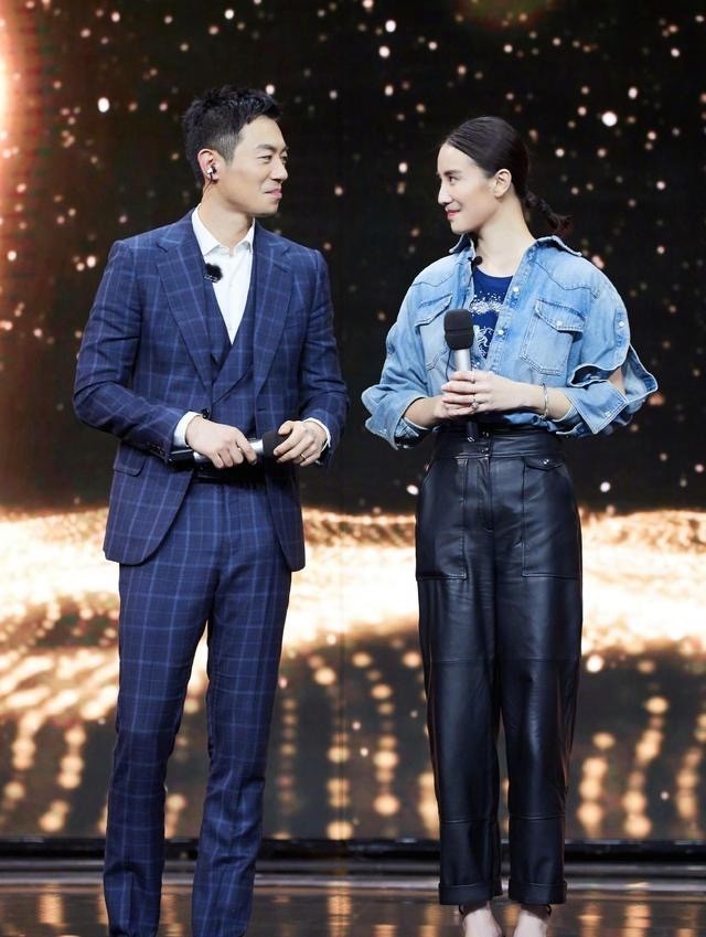 后台合影里的宋佳不修图肩宽胸下垂比男明星都还胖的真实