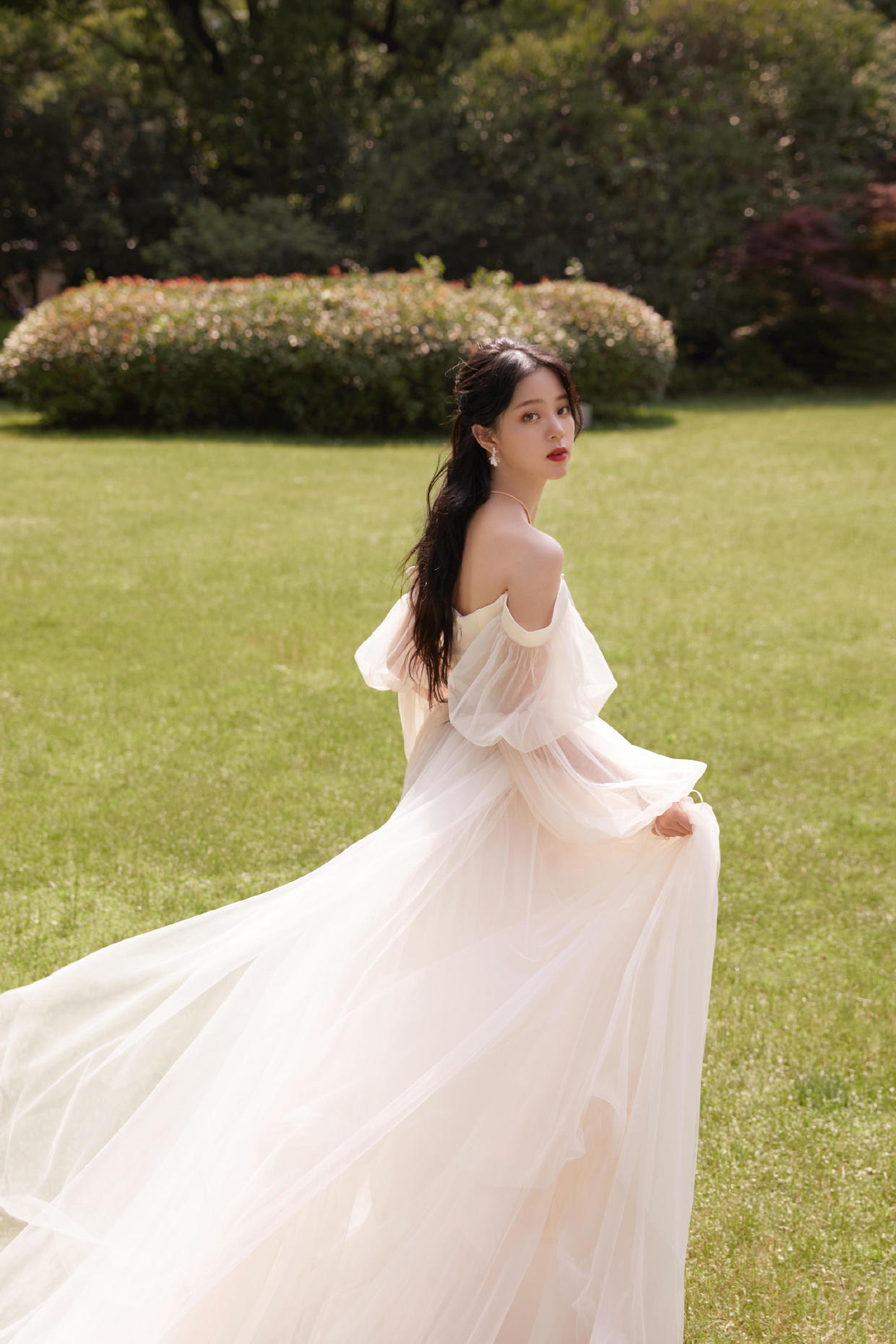 21岁欧阳娜娜太懂少女感穿搭红色针织衫配百褶裙俏皮灵动