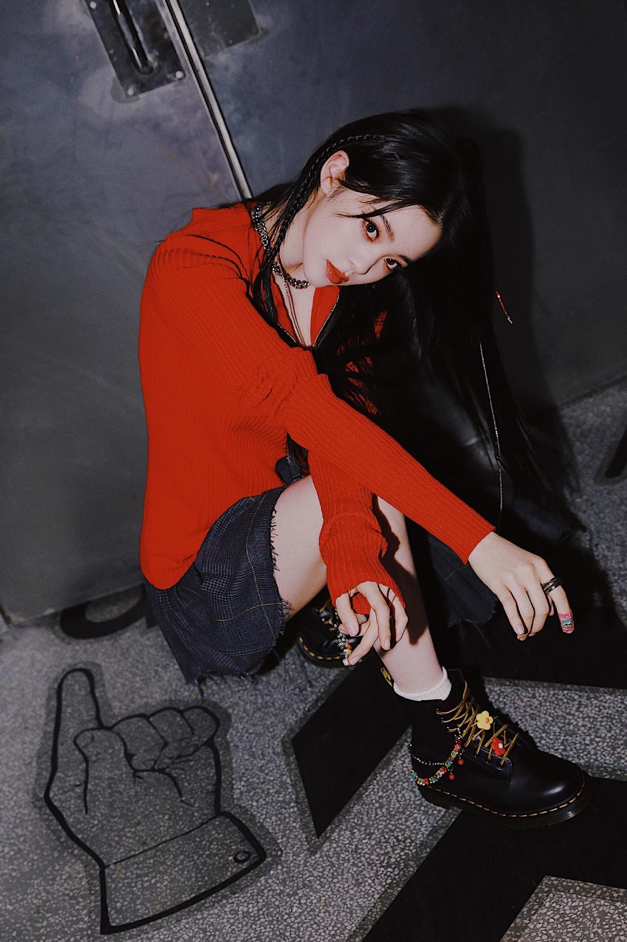 21岁欧阳娜娜太懂少女感穿搭红色针织衫配百褶裙俏皮灵动