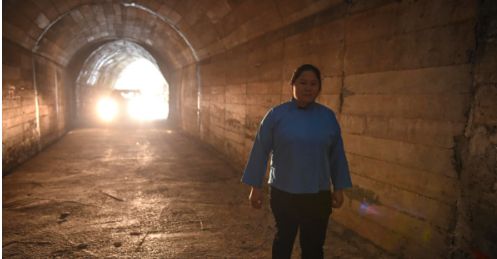 “女愚公”邓迎香:为了爱情远嫁深山,历经13年亲手凿出216米隧道休闲区蓝鸢梦想 - Www.slyday.coM “女愚公”邓迎香:为了爱情远嫁深山,历经13年亲手凿出216米隧道休闲区蓝鸢梦想 - Www.slyday.coM