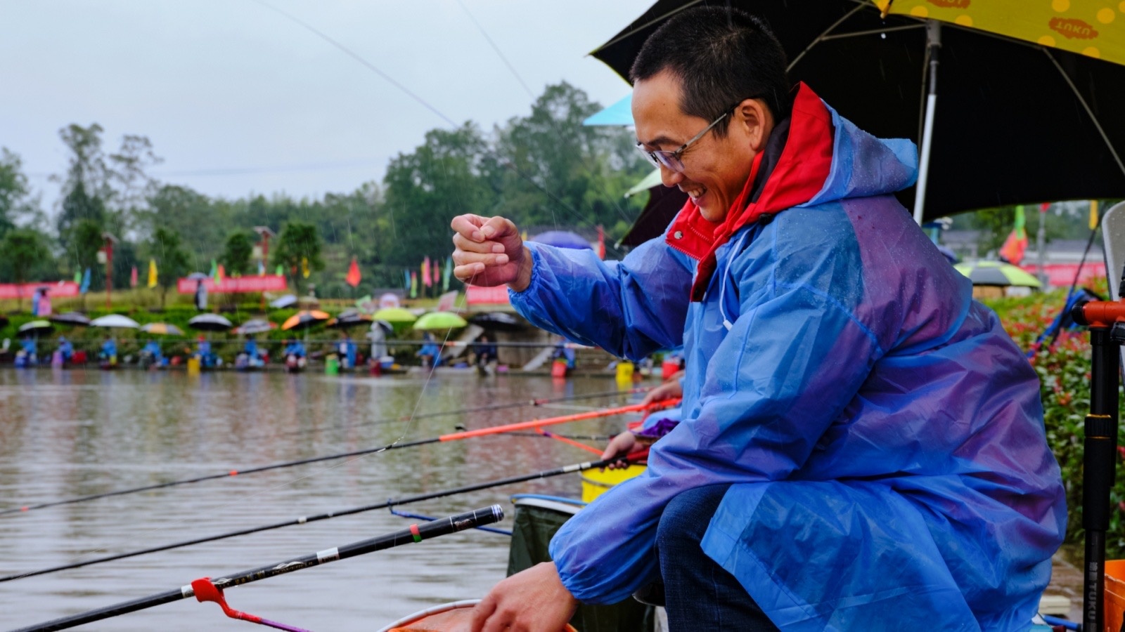 钓鱼爱好者正在挂饵(央广网发 垫江县宣传部供图)