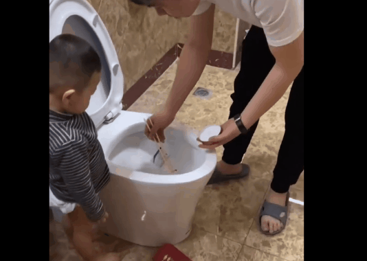 用钢丝球帮爸爸洗车，剪妈妈身份证照片做生日贺卡！这一届娃太能了休闲区蓝鸢梦想 - Www.slyday.coM