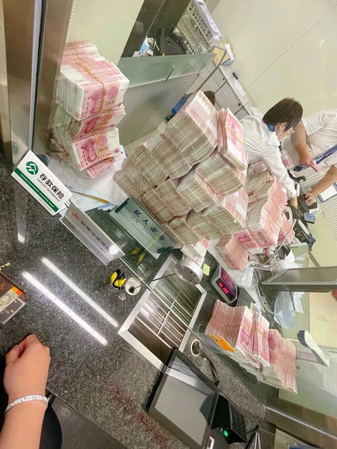 大v怒提500万现金有回应了 涉事银行什么来头 财经头条