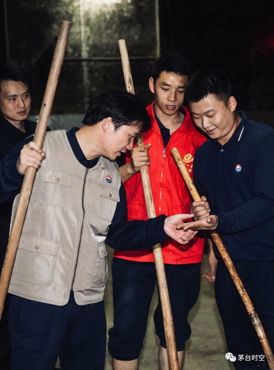 ▲丁雄军关心员工手上的老茧。