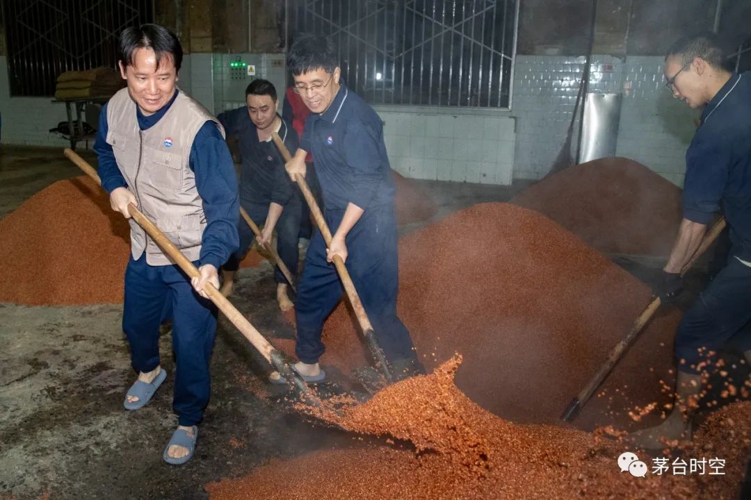 ▲茅台集团党委书记、董事长丁雄军和党委副书记、总经理李静仁与员工一起润粮。