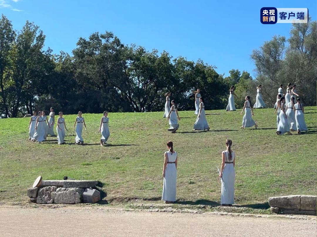 △女祭司入场 准备将火种传递给第一棒