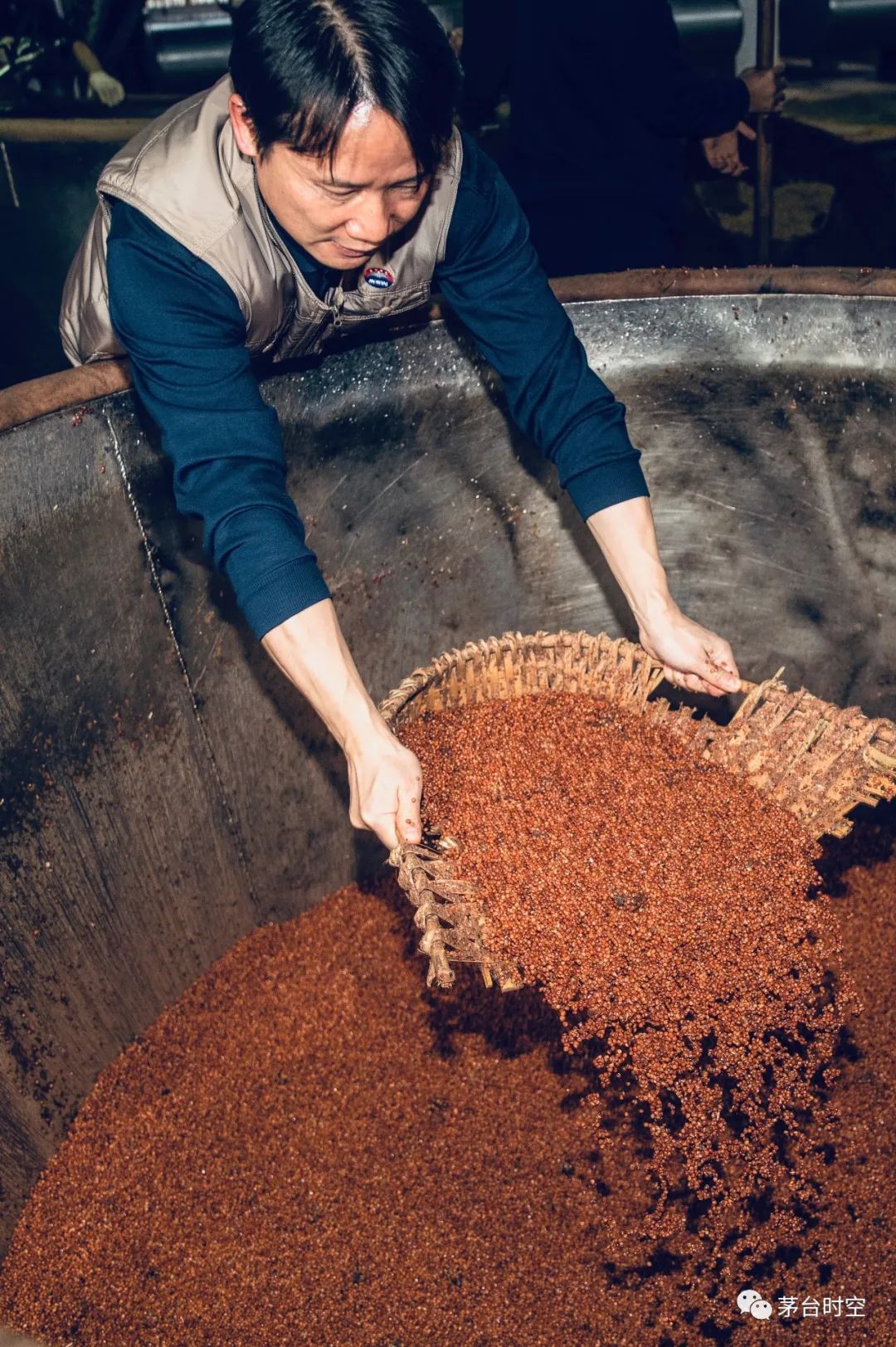 ▲丁雄军上甑。