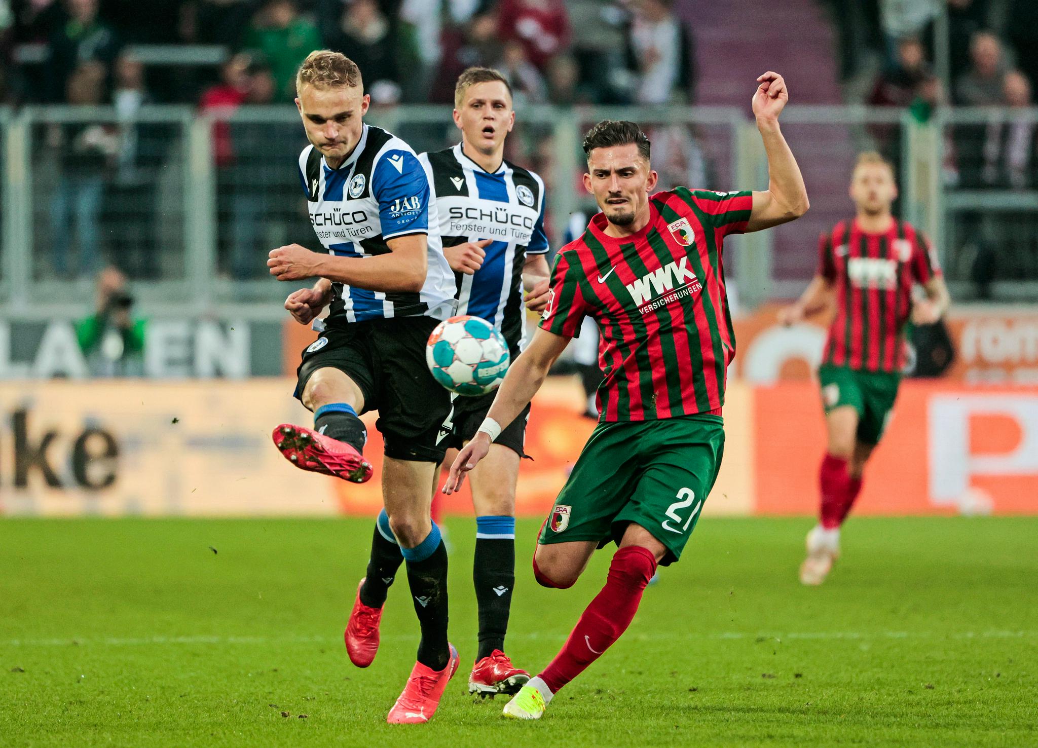 足球——德甲:奥格斯堡平比勒费尔德