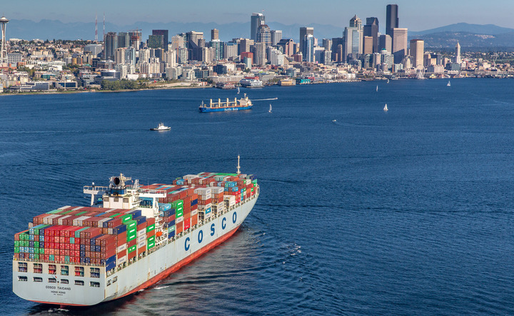 日期的资料照片显示的是一艘中远海运货轮驶向美国华盛顿州西雅图港口