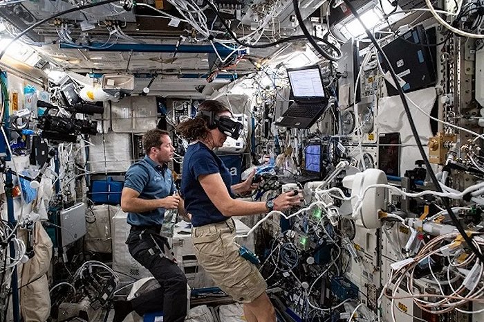 ▲ESA宇航员Thomas Pesquet和NASA宇航员Megan McArthur正在通过VR设备操作机械臂。