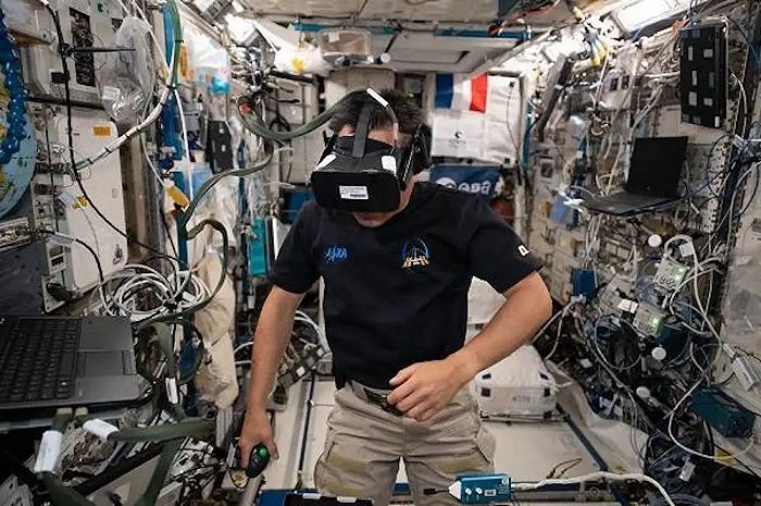 ▲日本宇宙航空研究开发机构的宇航员Akihiko Hoshide戴着VR头显和手柄进行时间感知测试。