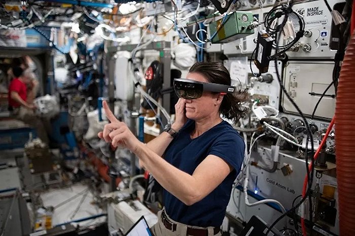 ▲美国宇航局宇航员梅根·麦克阿瑟在远征65期间佩戴HoloLens头显测试AR应用程序。