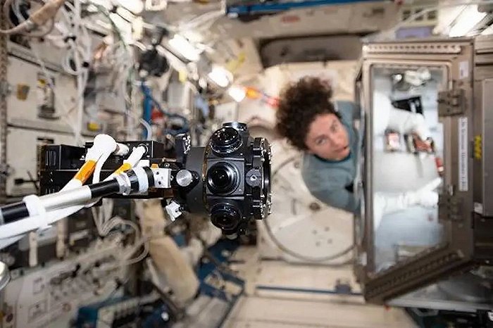 ▲国际空间站用特殊的VR相机拍摄美国宇航局宇航员杰西卡梅的科学实验过程。