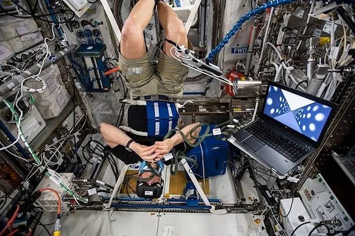 ▲NASA宇航员Chris Cassidy佩戴VR头显，参与探索失重的状态如何影响宇航员的运动、方向和距离感知的研究。