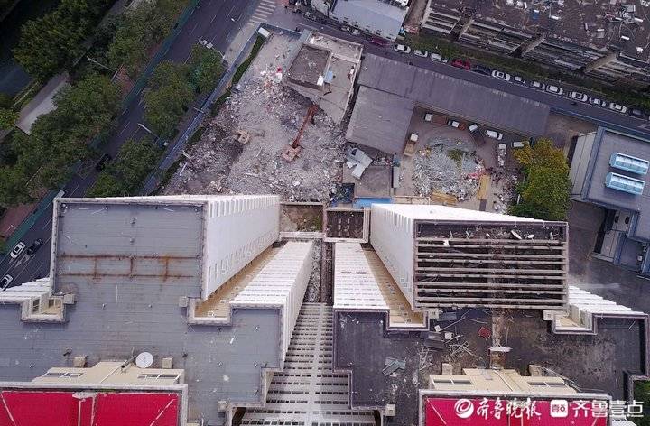 济南大明湖边东湖大厦开拆挡风景的大屏风快要倒了