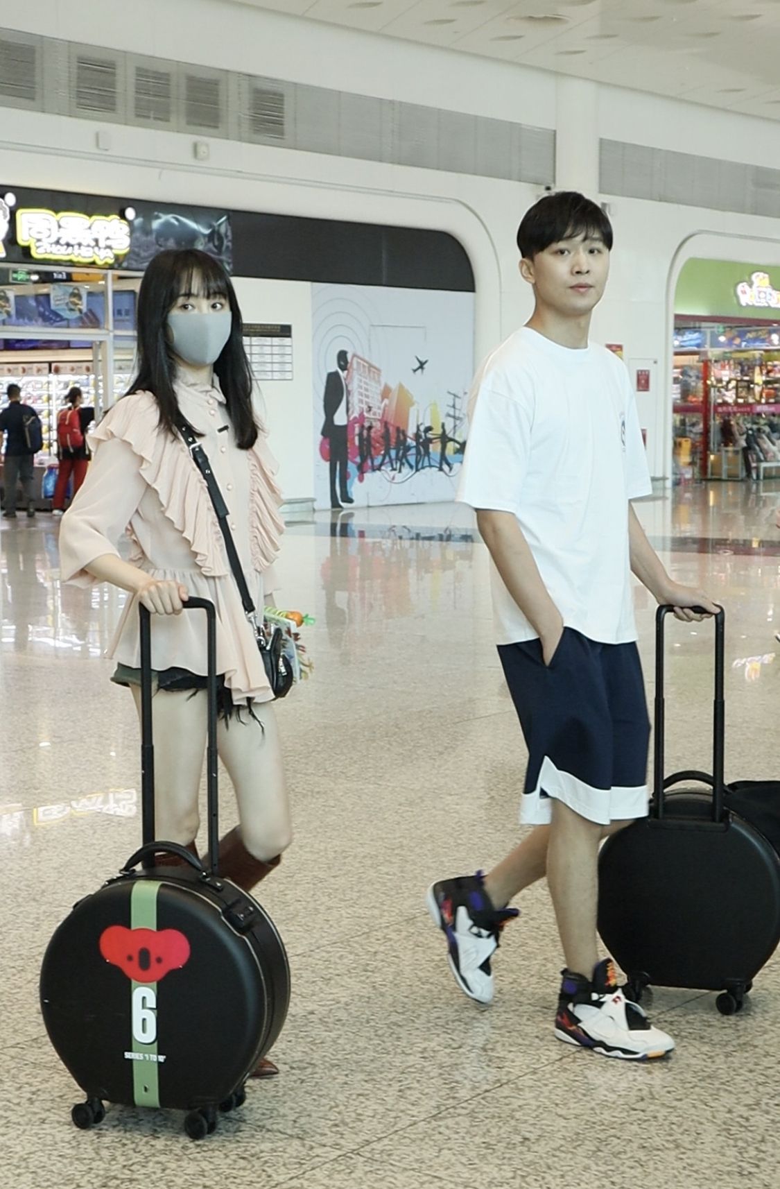 2019年8月12日,张恒与郑爽两人最后一次被媒体拍到同行照片.