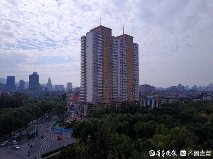 济南大明湖边东湖大厦开拆挡风景的大屏风快要倒了