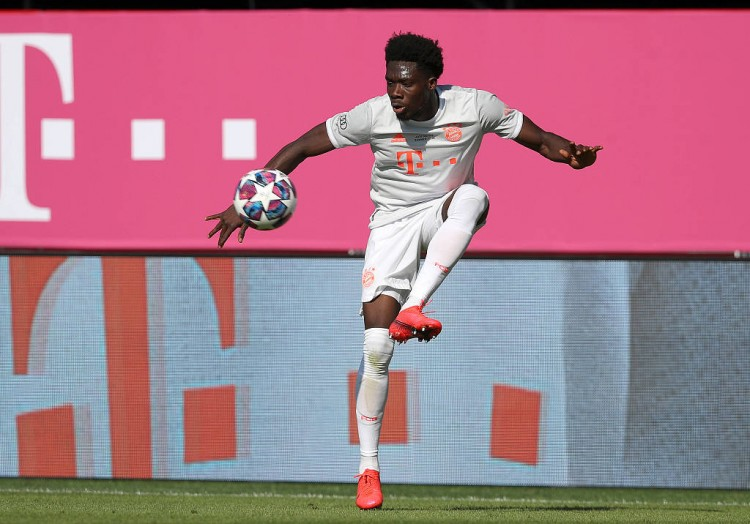 踢球者阿方索戴维斯可能是肌肉拉伤不知他能否赶上本周欧冠