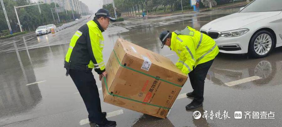 临清：送货路上价值8000多的洗碗机掉了…幸亏被他们发现休闲区蓝鸢梦想 - Www.slyday.coM