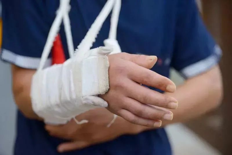 手腕骨折 这个手势助康复 伤后一周内就要做起来 骨折 石膏 新浪新闻