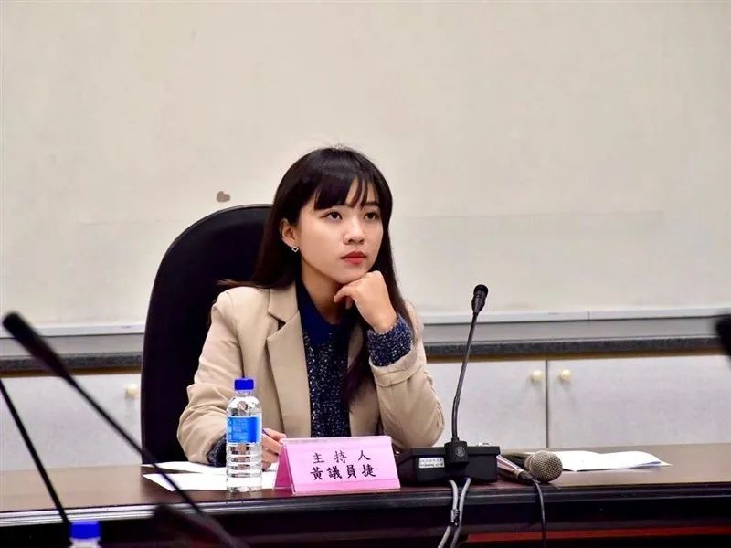 高雄市议会全体起立默哀逝者,她坐着玩手机