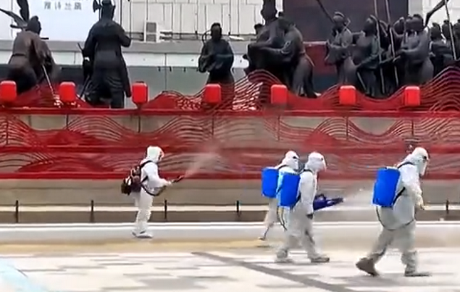 防疫人员对西安大雁塔南广场开展地毯式消毒消杀。