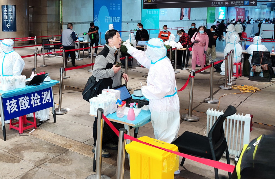 2021年10月17日，西安火车站，旅客进行免费核酸检测。