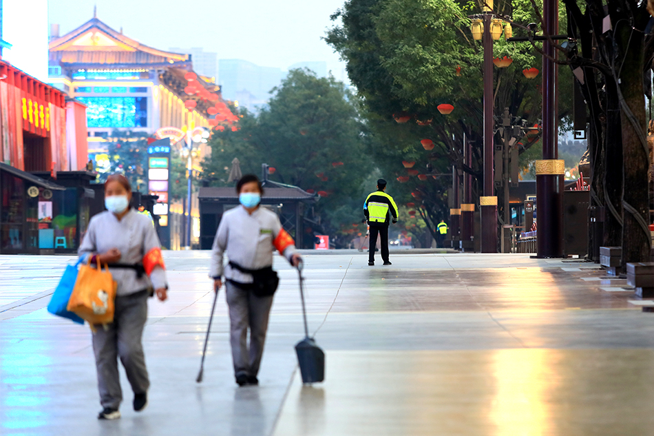 2021年10月17日下午，陕西西安，大唐不夜城步行街内店铺已关闭，只有安保人员和清洁工人在工作。