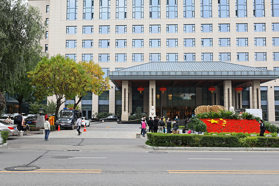 2021年10月17日，陕西西安，西安唐隆国际酒店已暂停营业。