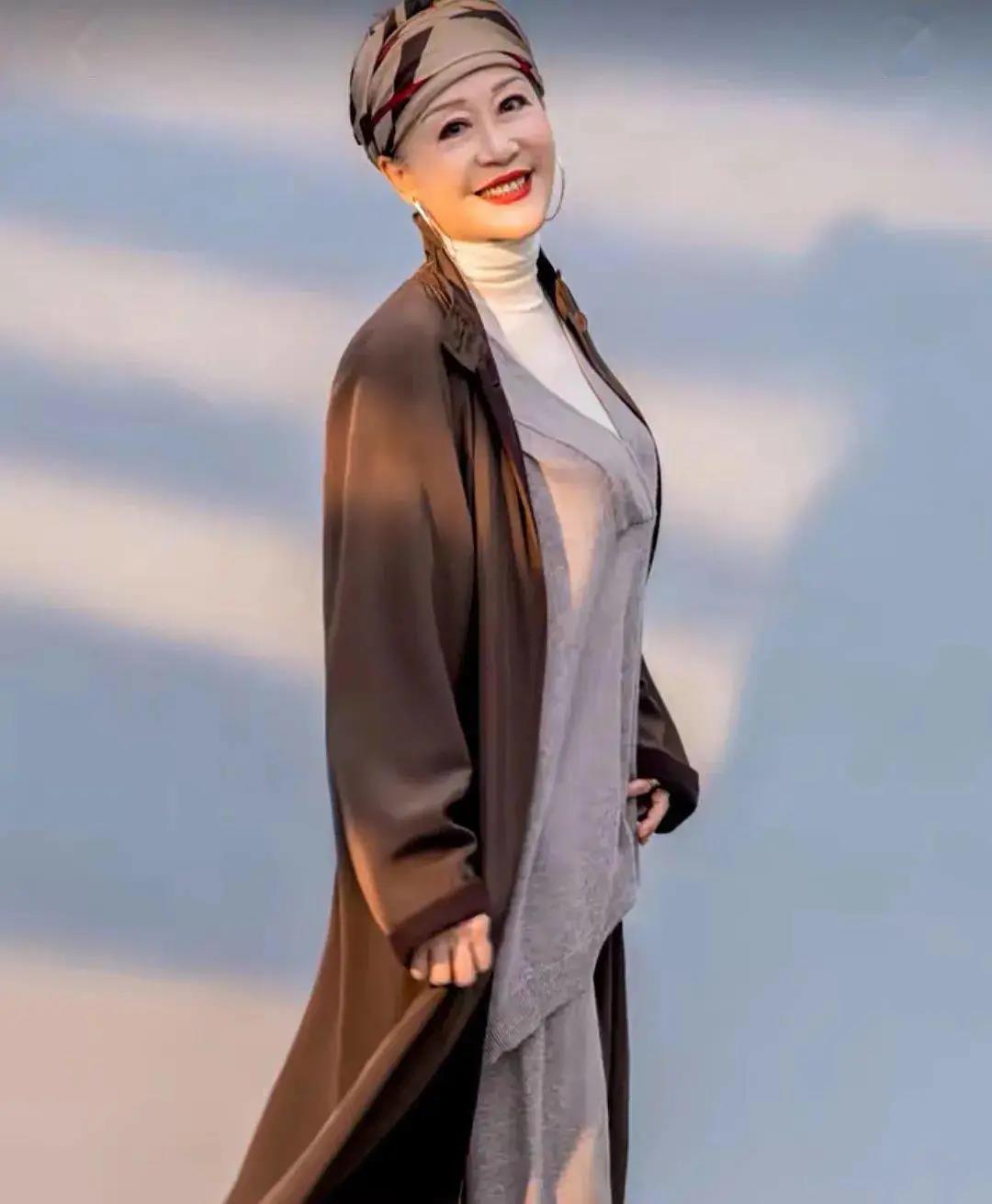 现如今,已经70岁的刘明明依旧活跃在职场上,闲暇时会做瑜伽锻炼,也会