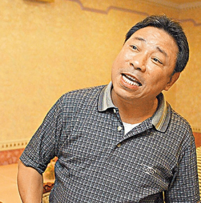 80岁陈松勇身体不适,被送往医院救治,晚年病痛多获保姆照顾