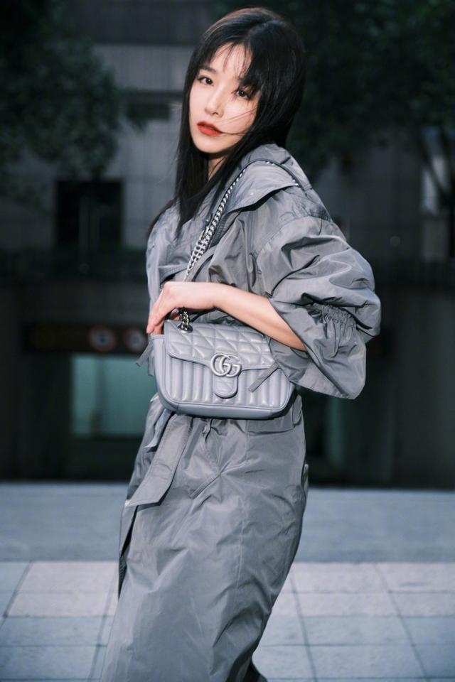 比如黑白灰色的长风衣,对于肤色就没有什么要求.