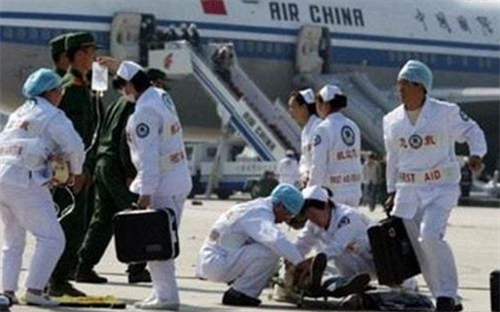 国航981航班遇劫：男子绑炸药威胁飞往韩国，被机长一脚踹下飞机休闲区蓝鸢梦想 - Www.slyday.coM