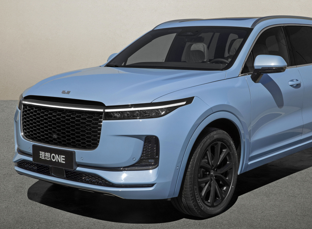 理想one与途昂一样,均被定位在中大型suv市场中,不同的是,近些年才