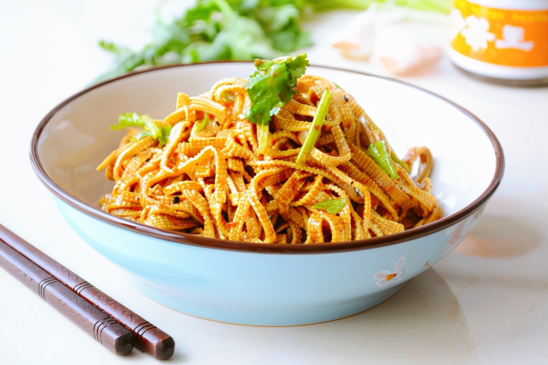 凉拌豆腐丝少不了沙茶酱酱香味十足