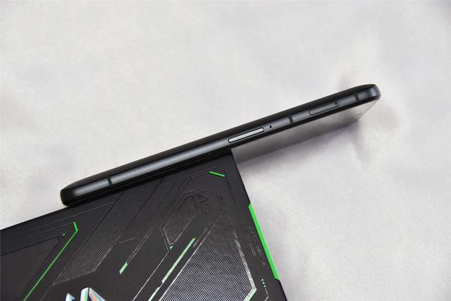 挑战极限双磁动力肩键游戏手机黑鲨4s评测