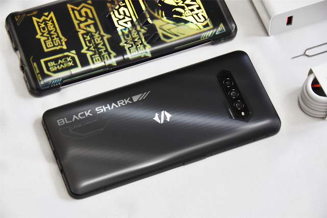 挑战极限双磁动力肩键游戏手机黑鲨4s评测