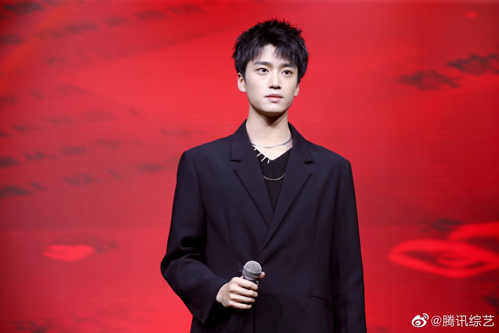 演员@张康乐_ 在《点赞中国》舞台深情演绎《坚信爱会赢》……|演员