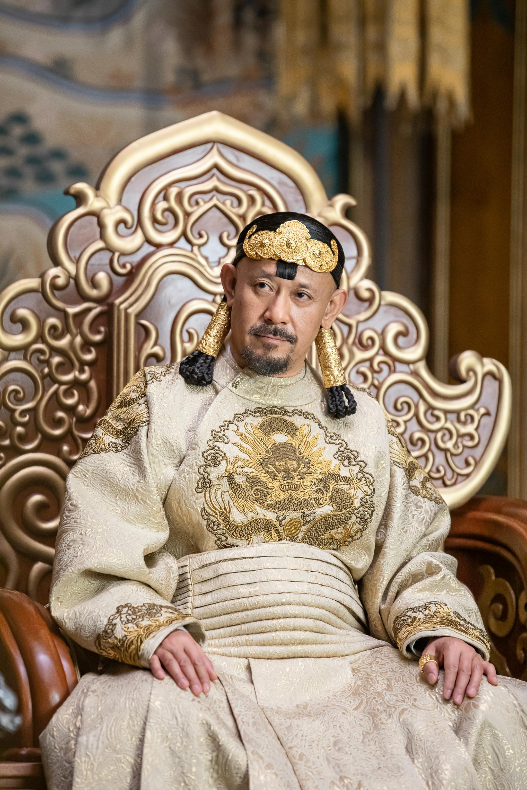 《图兰朵》:姜文的小辫子是自己加的,关晓彤克服恐高