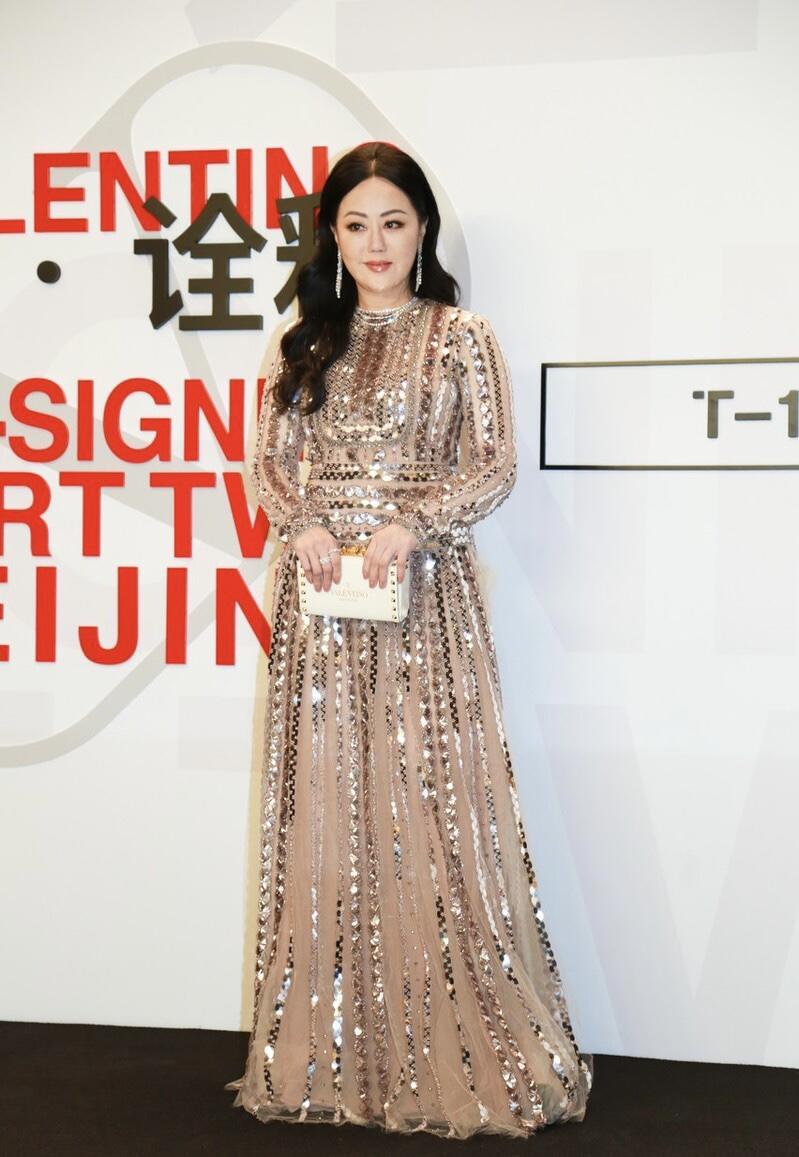 章小蕙才是人间富贵花穿香槟色亮钻长裙超有阔太气质超美