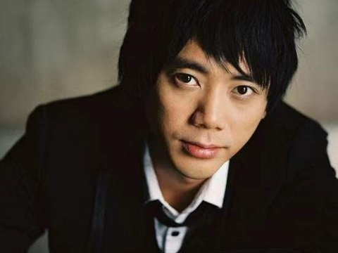 信乐团主唱新恋情曝光与神秘美女牵手回酒店女方神似前女友