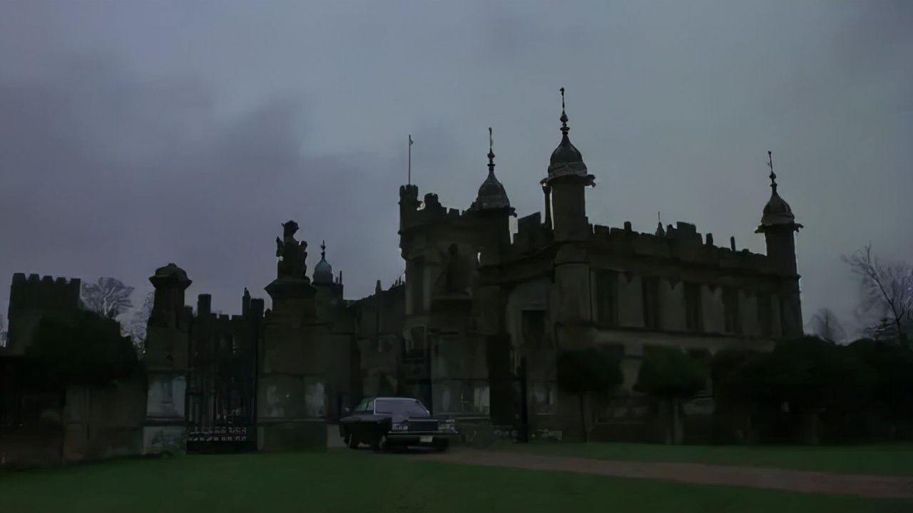 庄园里面似乎已经很久没人居住.预示着老蝙蝠侠已经退隐.