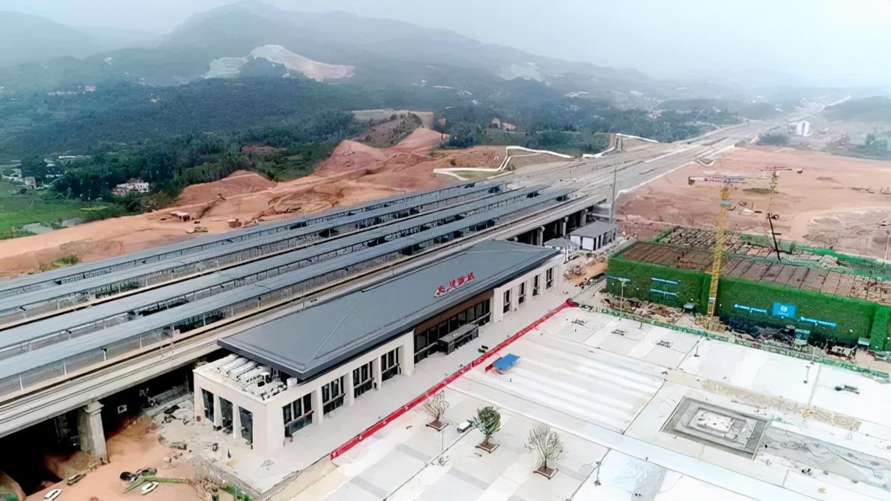 龙川西站位于河源龙川县的佗城镇,站房建筑面积2万平方米,站台规模 4