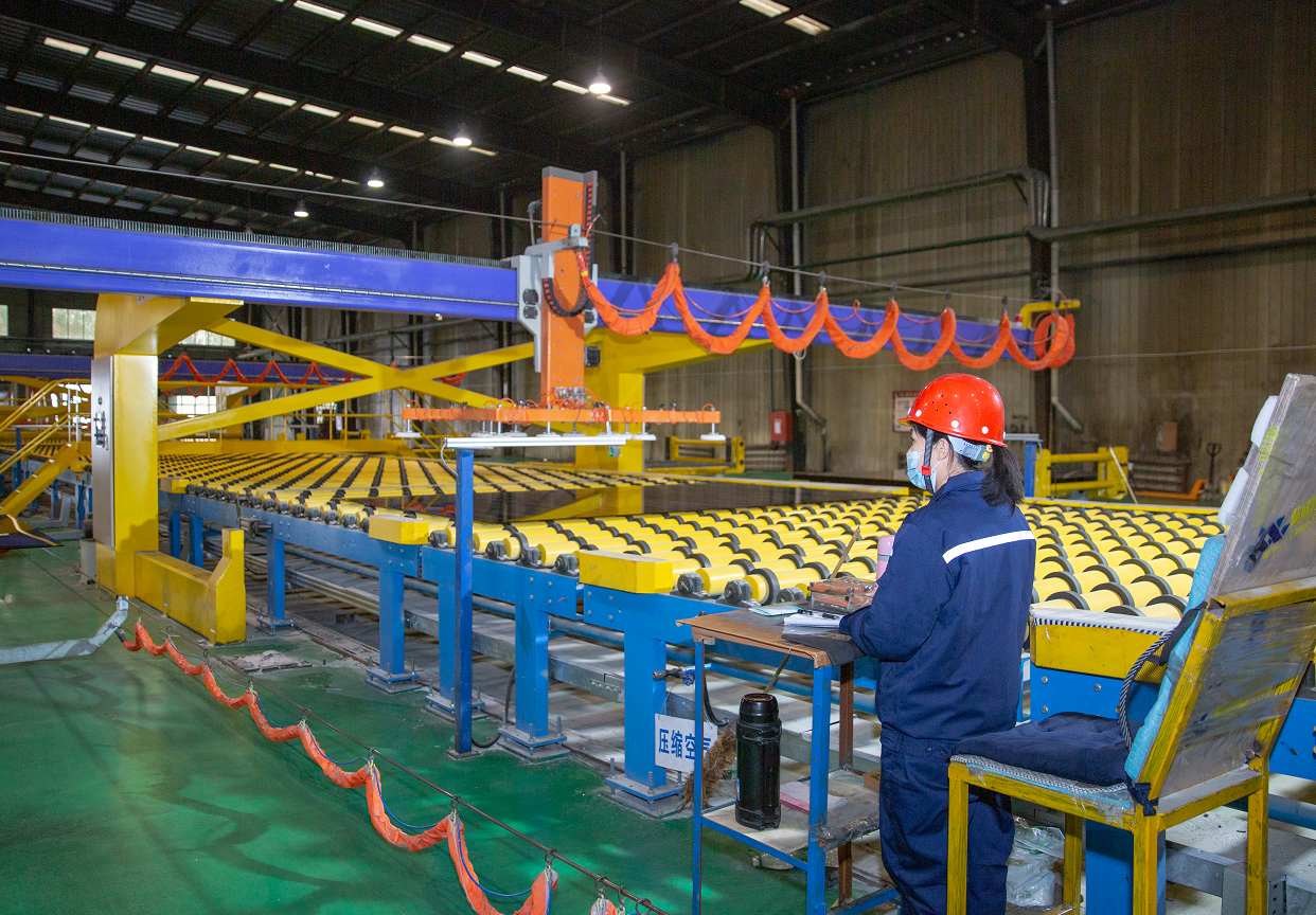 梦想新征程致敬名企行第九站走进唐山市蓝欣玻璃有限公司