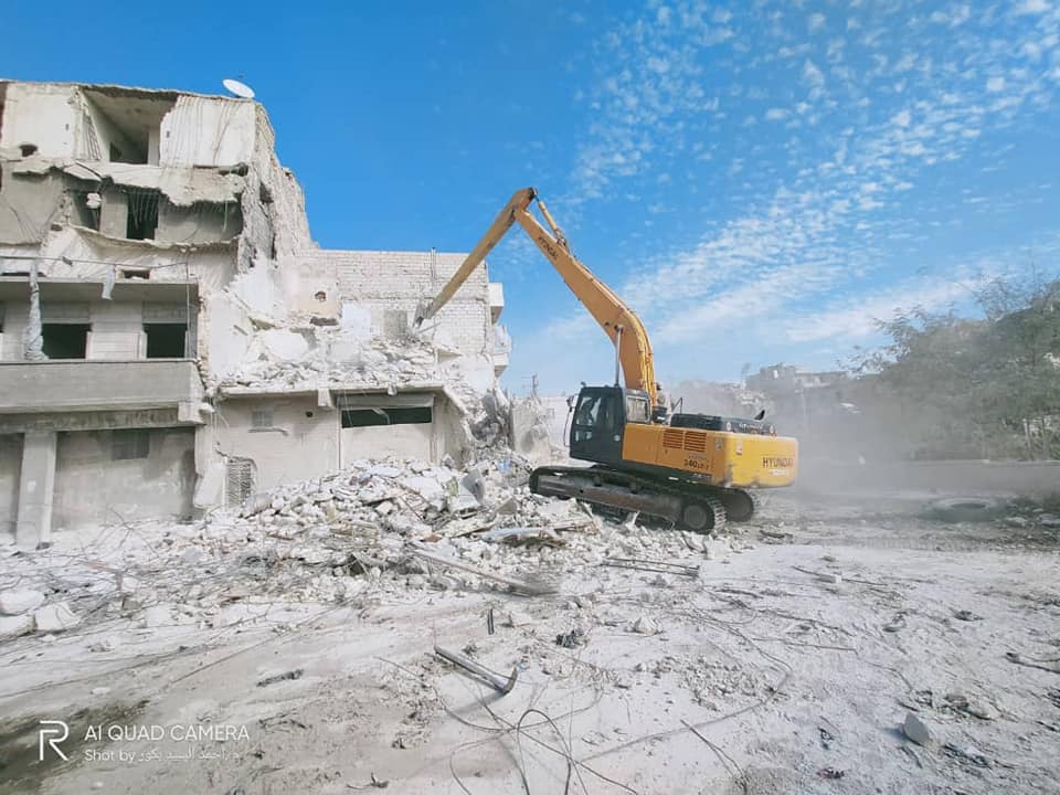 叙利亚重建:阿勒颇工程车拆危楼,工人师傅们铲沥青|新冠肺炎_新浪新闻